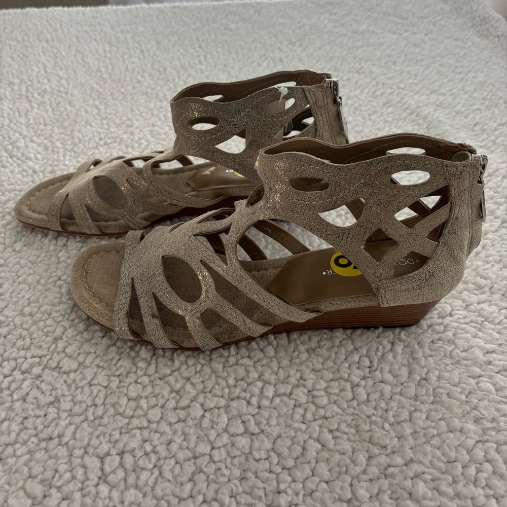 DONALD J. PLINER Wedge Strappy Sandals Beige w/metallic finish. Sz 9. Back Zip. - Picture 6 of 12